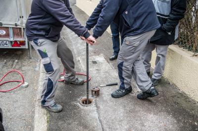 Stuttgart-Obertuerkheim: Wasserrorbruch flutet Keller der Kirchgemeine und setzt Strasse unter Wasser
